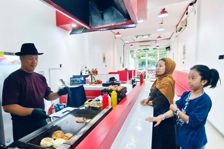 Kisah Gerai Burger di Surabaya: Gabungkan Budaya Madura dengan Cita Rasa Amerika