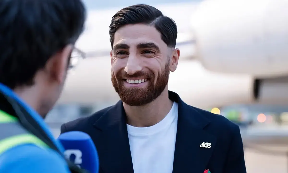 Tiba di Meksiko, Skuad Timnas Iran Sematkan Pin Penghormatan Korban Tragedi Minab