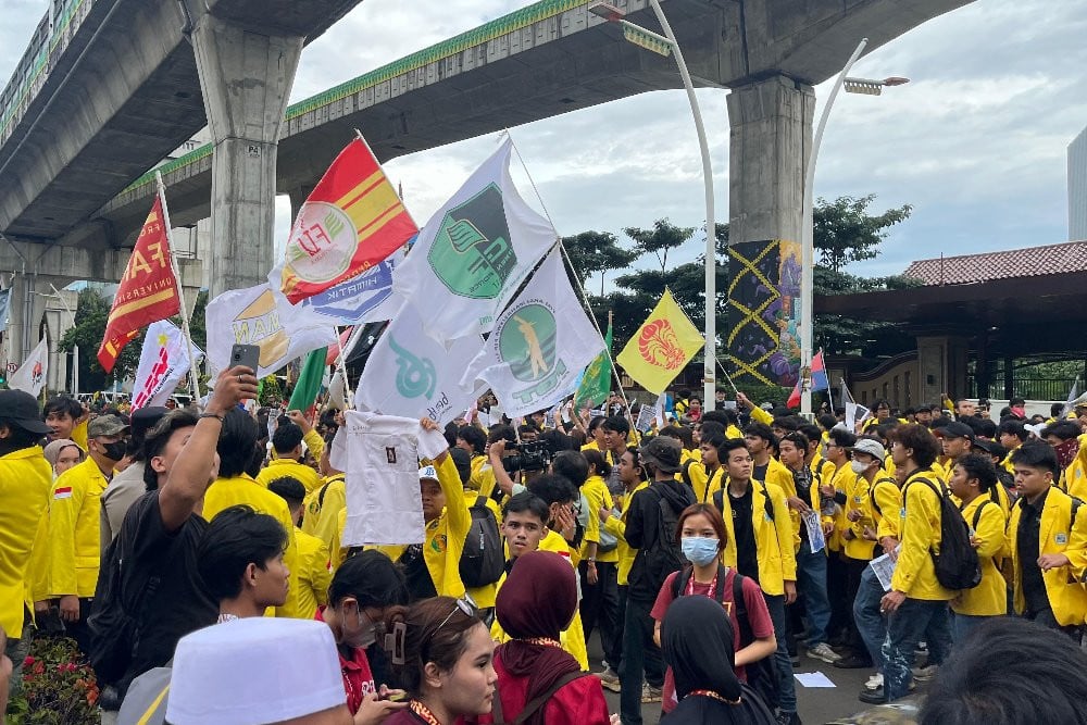 Pertamax Naik dan Pangan Mahal, BEM UI Kepung Bundaran HI Tolak Pemborosan Negara