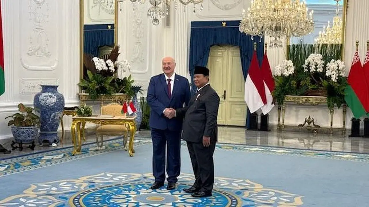 Momen Spontan Presiden Belarus Kasih Pulpen Emas Bikin Prabowo Kaget,  Netizen Langsung Heboh