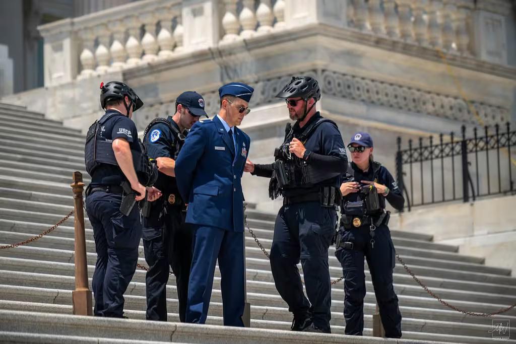 Perwira Aktif Militer AS Ditangkap Setelah Desak Pemakzulan Trump di Capitol