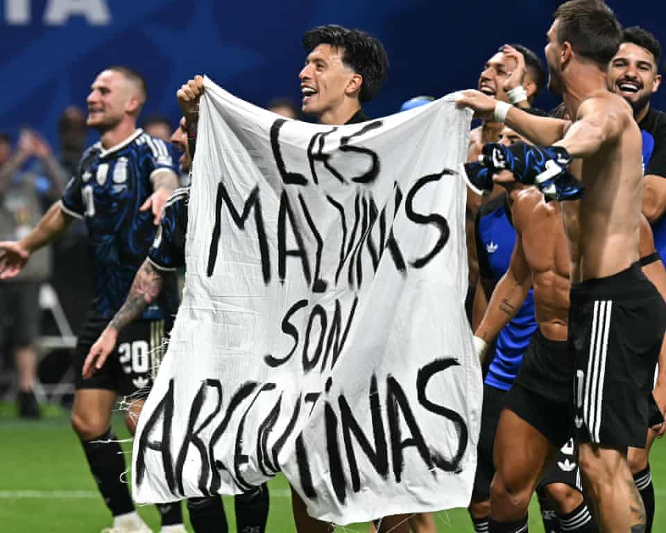 Bentangkan Spanduk Provokatif Setelah Kalahkan Inggris, Argentina Berpotensi Disanksi Oleh FIFA