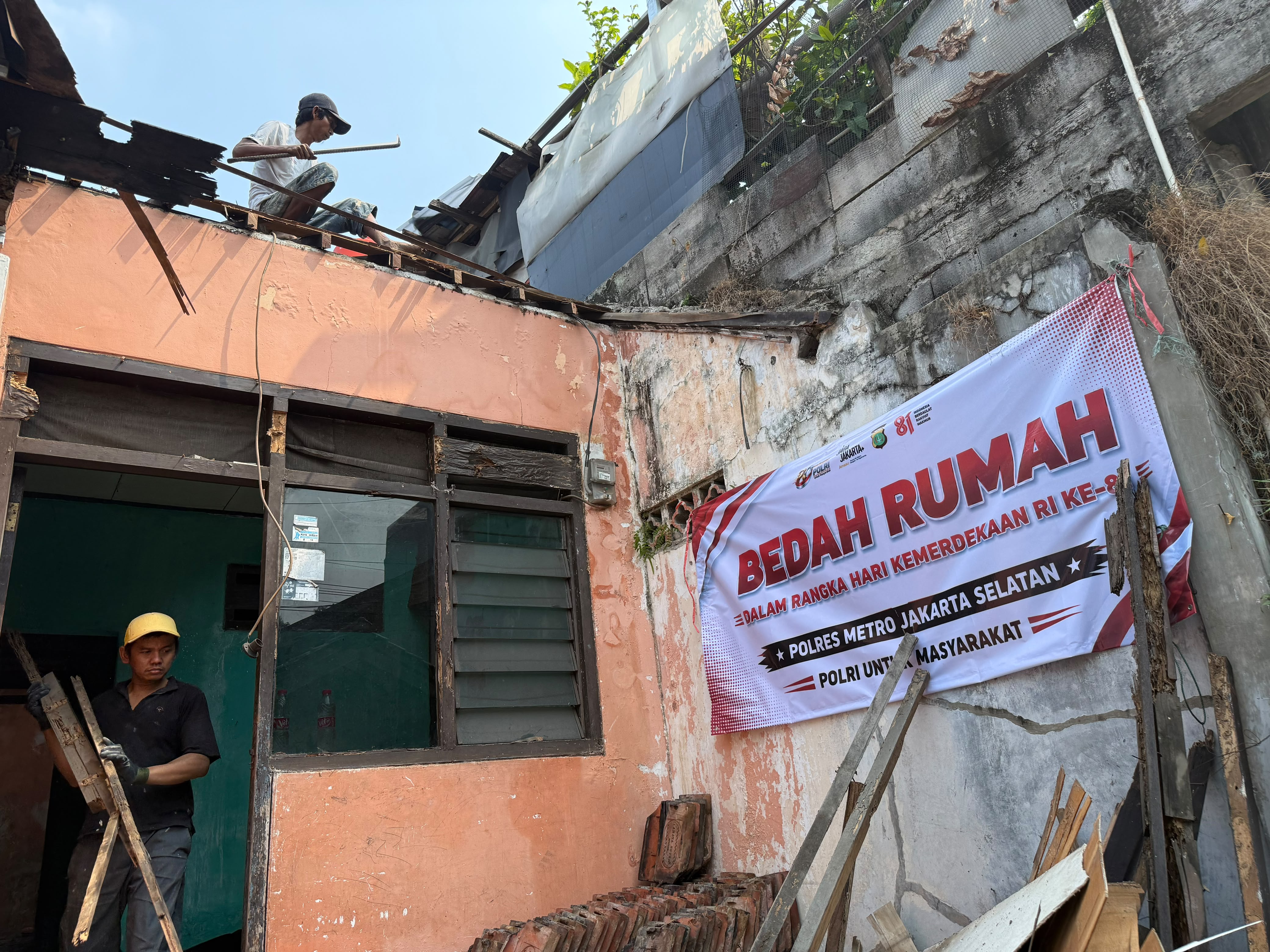 PT Malahayati Dan Polres Metro Jaksel Kembali Bedah Rumah Tak Layak Di Pasar Minggu