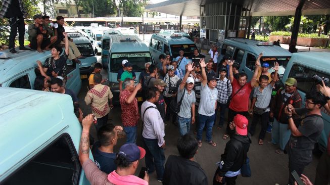 Sopir Angkot Demo Dan Bikin Antrean JakLingko Di Stasiun Tebet Mengular Panjang