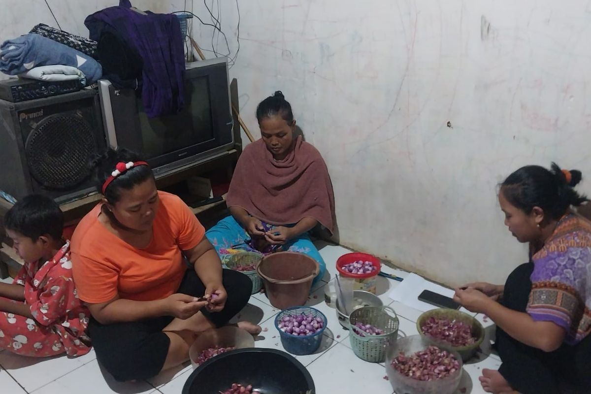 Klaim Rp700 Ribu per Kg Bikin Heboh, Benarkah Upah Pengupas Bawang Sebesar Itu?