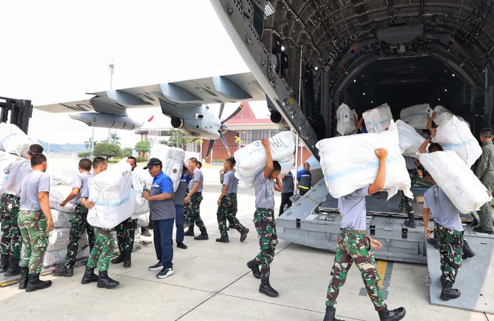 Usai Upacara HUT RI, Menhan Sjafrie Langsung Terbang ke NTT Bawa 20 Ton Bantuan