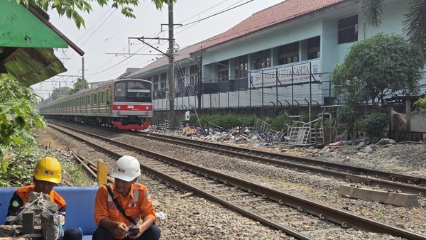 Nyawa Pelajar Melayang di Perlintasan Liar KRL Semanan: Sampai Kapan Taruhan Kerawanan Infrastruktur?