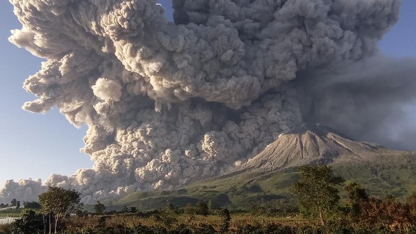 Erupsi Gunung Sinabung Kembali Terjadi, Petani Tanah Karo Hadapi Ancaman Gagal Panen