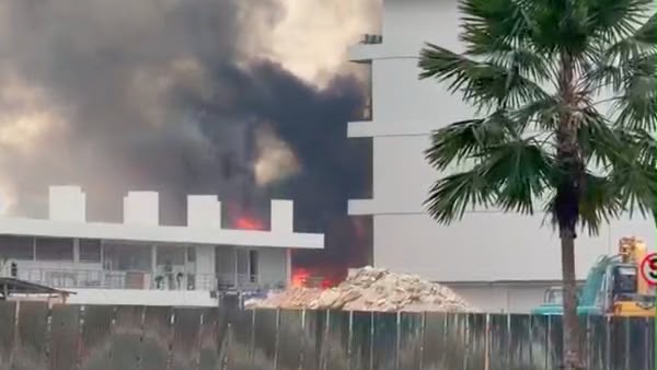Mes Semipermanen di BSD Tangerang Terbakar, Warga Panik Melihat Kobaran Api Membesar Mendadak